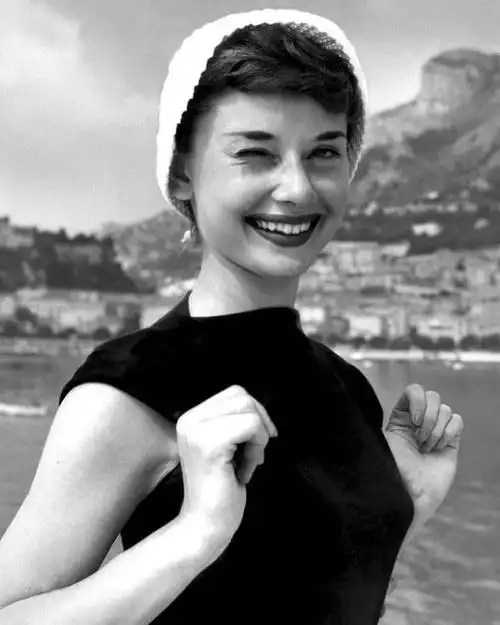 有一种优雅叫赫本看完她的穿搭才明白什么叫时尚是个圈