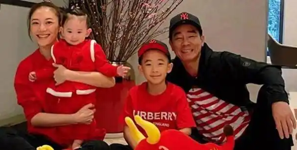 每次提及都会让陈小春痛哭的是一个无法弥补的遗憾,尽管他家庭圆满