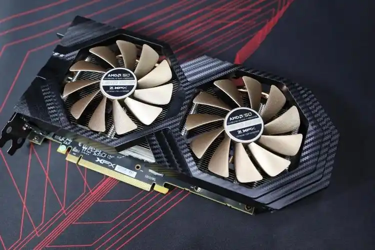 让我们先来看下显卡的外观,这张amd五十周年纪念版的rx 590基本上与