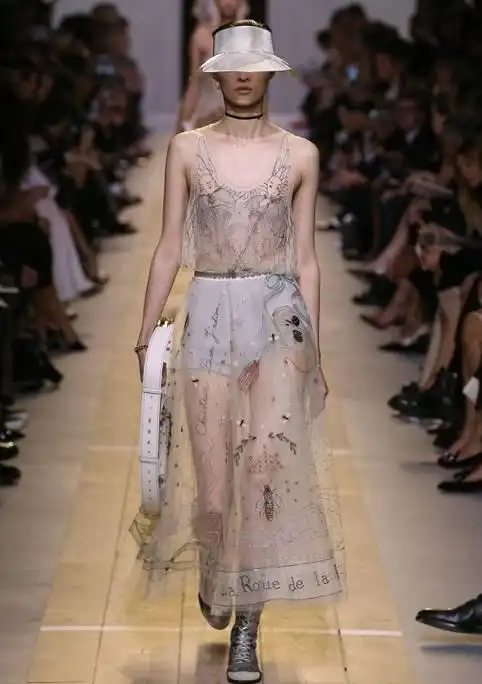 透明网纱裙穿不好真的很像挂着蚊帐出门的女疯子