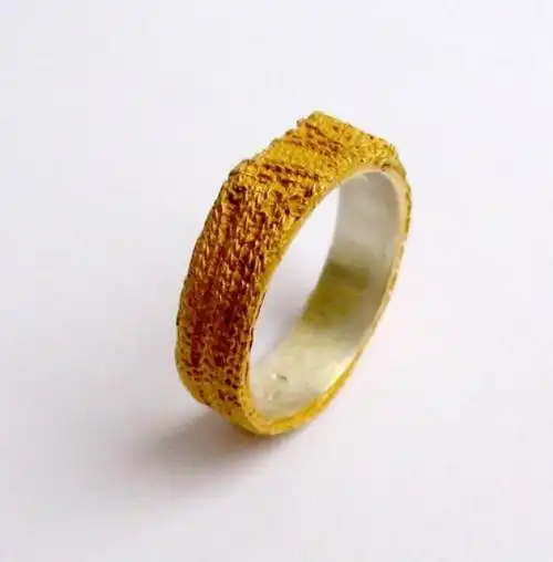 verenaschreppel戒指,金质做出的艺术感纹路 aclass=shortlnkhref=