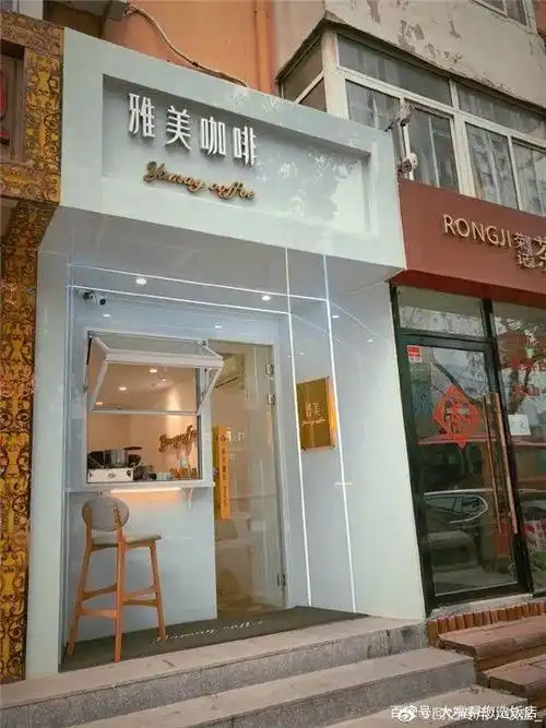 空间不大, 简简单单白色门头, 一目了然.