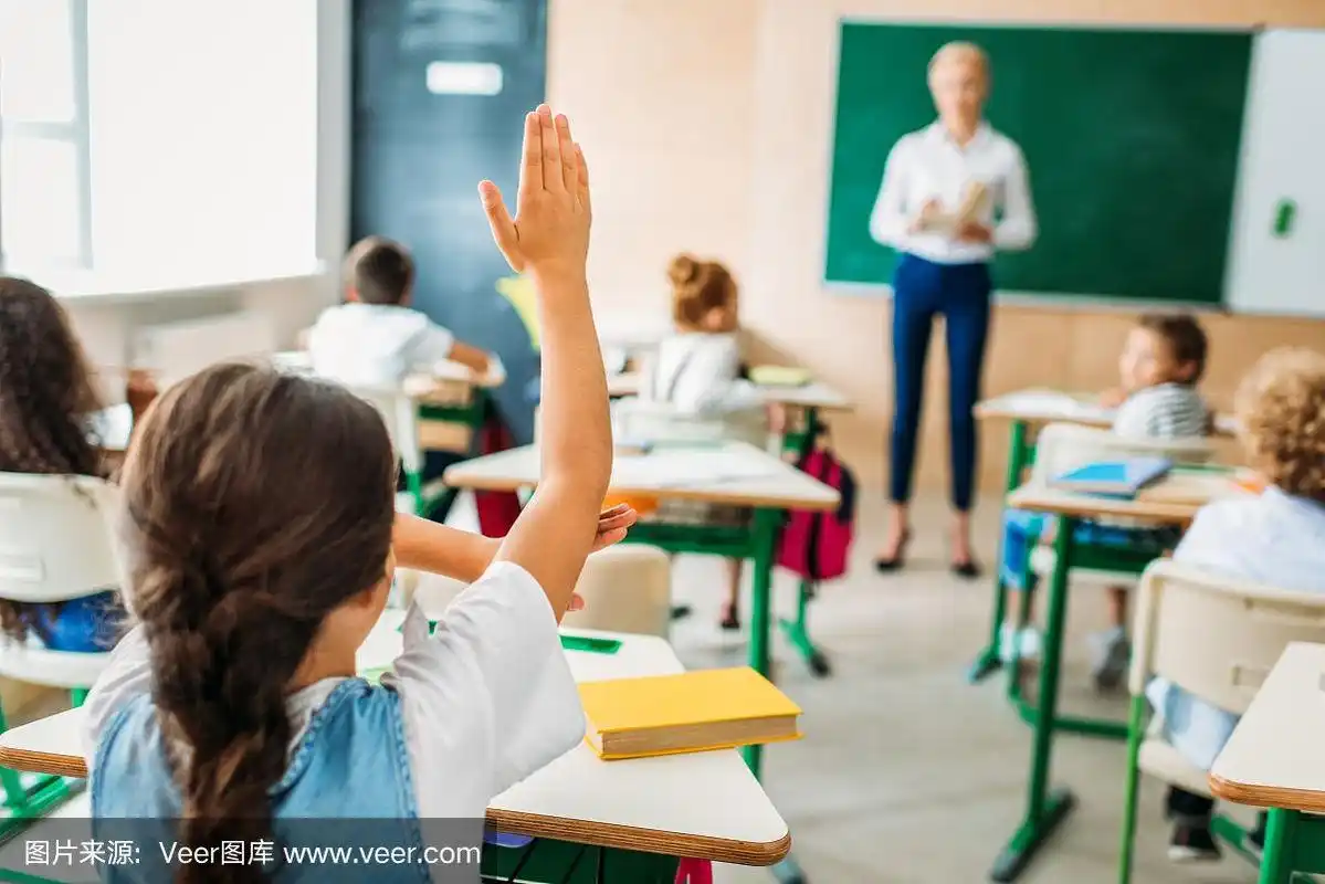 举起手,女生,背面视角,教室,教师
