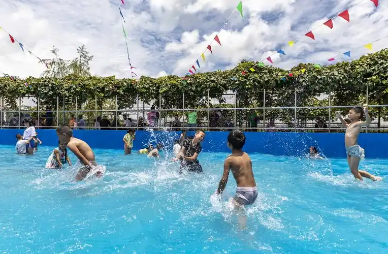 贵州黔西戏水消暑萌娃乐