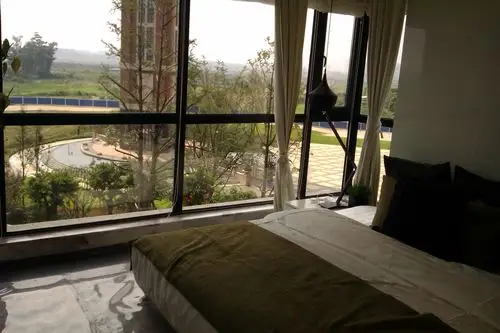 次卧,转角的大落地窗,阳光充足