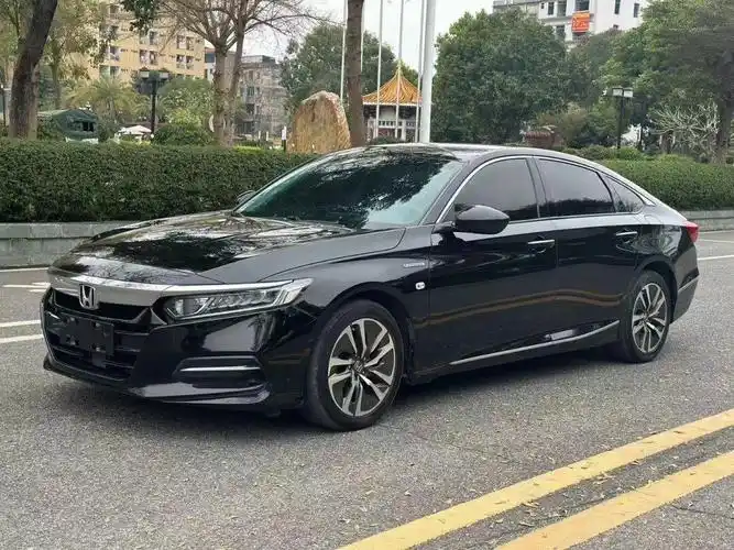 0混动锐酷版:打孔真皮座椅,多功能方向盘自适应巡航车道偏离控制_雅阁