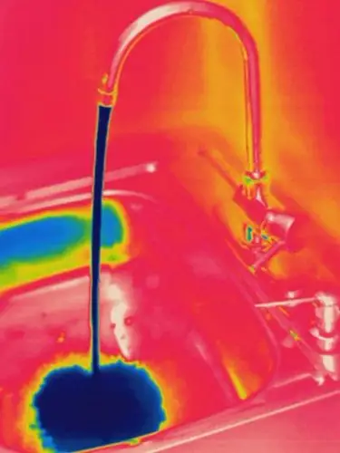 摄自家中的热成像图片:白炽灯泡似鸡尾酒(图)