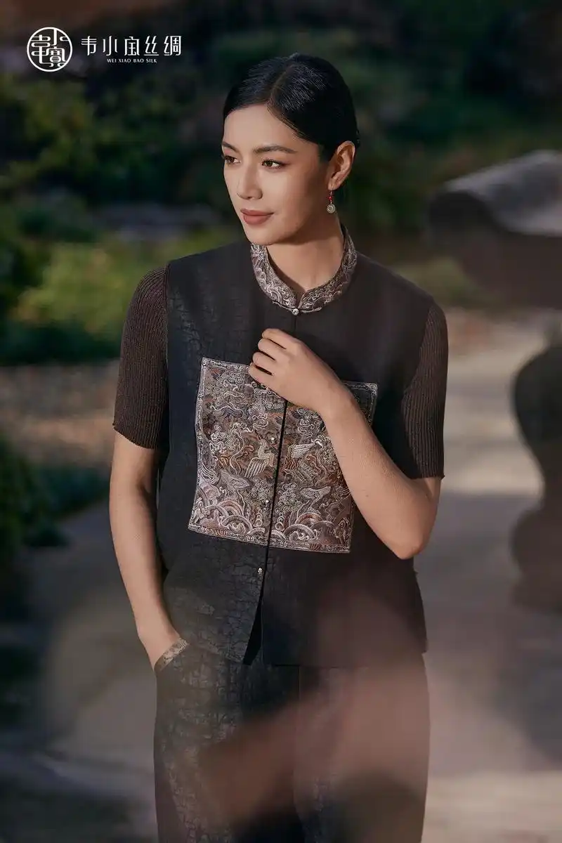 韦小宝丝绸 #赏春集早春游园,于古雅香云纱上点缀明清官