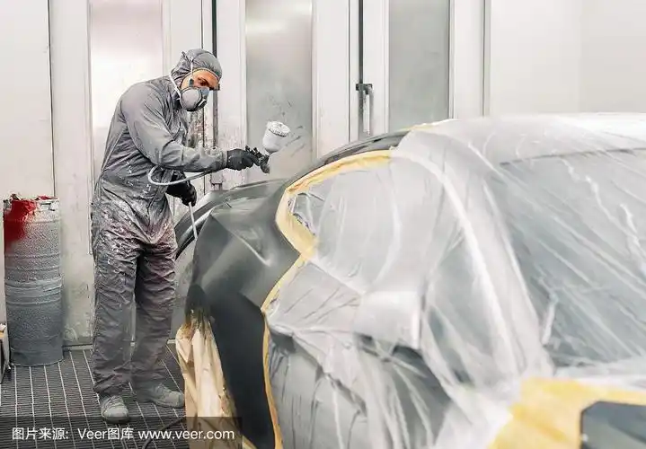 一个人在给汽车喷漆