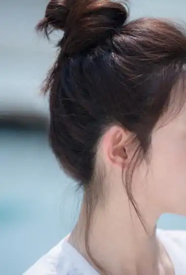 简介:彭小苒丸子头清新甜美写真图片,分享一组彭小苒图片给大家,图中