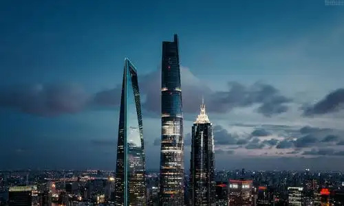 展开全部 这个是上海的陆家嘴地区,陆家嘴地标建筑的三件套.