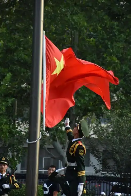 开学第一天,一起来迎接五星红旗下的新学期!