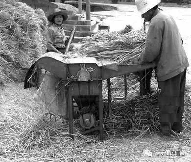 牛碾场人工收割小麦花柴钳牲口夹板铁喷雾器70年代,结婚陪品 ,有