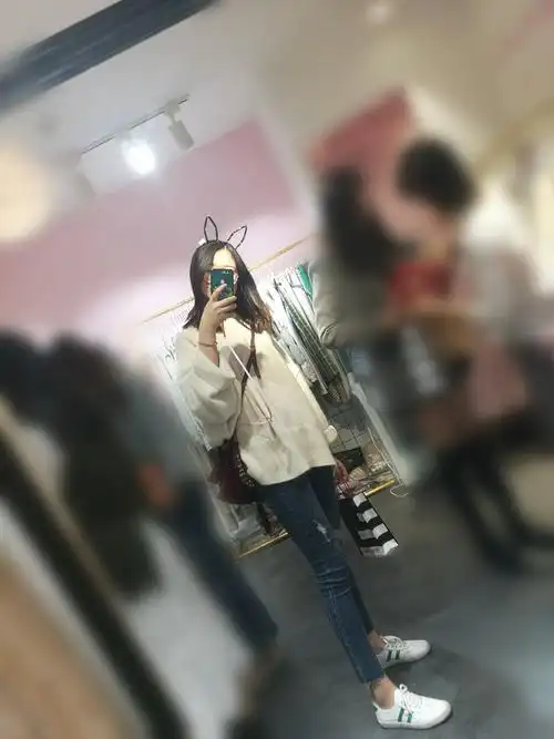 对镜自拍一秒柯基变腿精