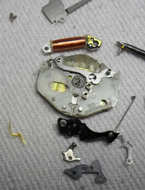 石英表拆开机芯表把怎么拔出机芯上有push标志