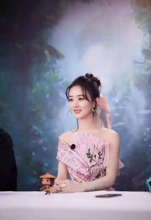 赵丽颖拍戏变村妇好敬业穿搭简朴戴草帽锄地有模有样皮肤超白