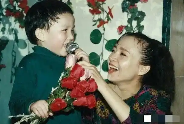 宋丹丹带巴图参加爷爷葬礼,前夫:谁让你们来的?赶紧走