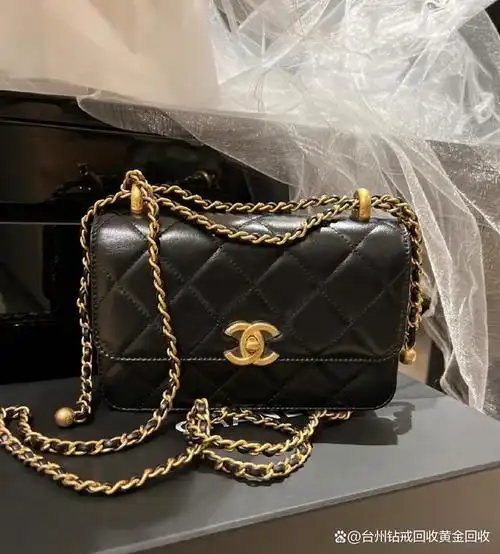 旧的香奈儿包包能卖多少钱?回收价格能有原价一半吗?