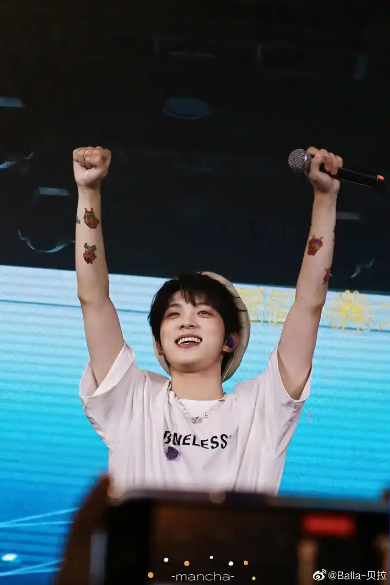 分享一些舞台上特宝的照片吧#张星特 @张星特再说吧biu  - 抖音