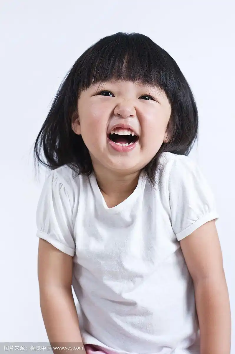 大笑的小女孩