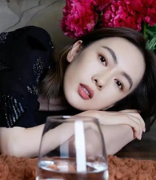 演员童瑶嫁大17岁丈夫恩爱9年像换了一个人