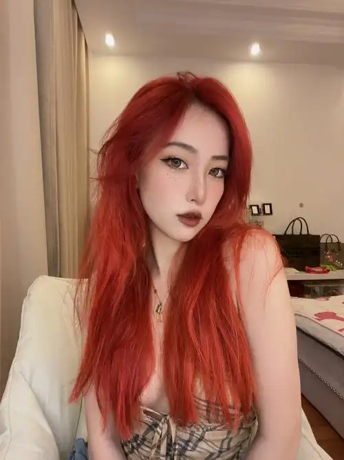 红头发什么样都好看就是颜色根本留不住每天醒来 红色都在各个地方