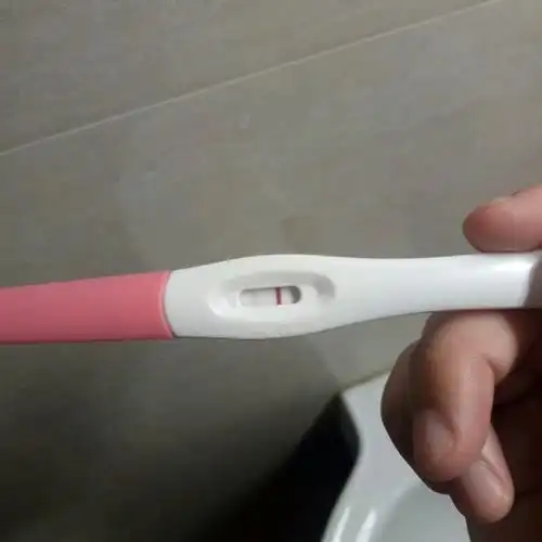 今天测2个杠一条深一条浅 是不是怀了?