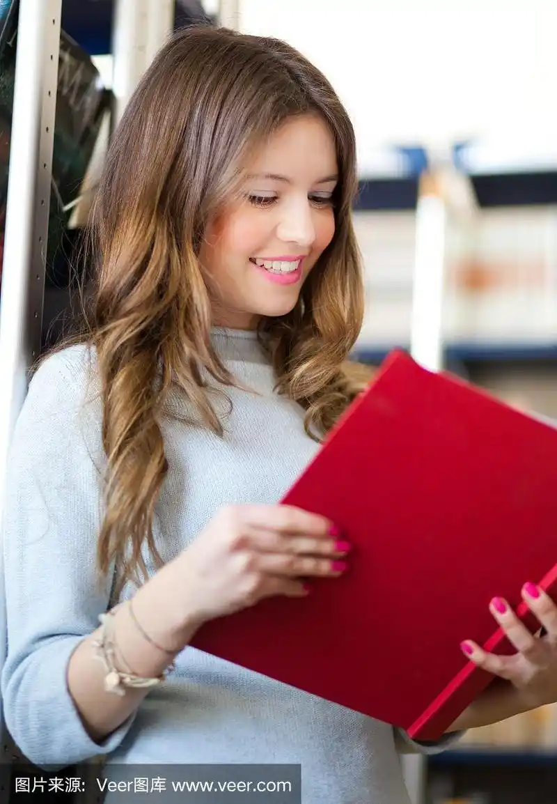 美丽的女学生正在看书