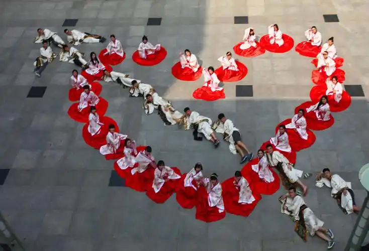 女生围成一个"心",男生摆成一支穿"心"的箭.