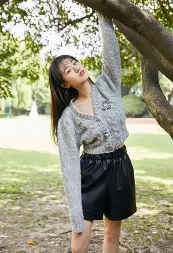 学学她的秋季穿搭,袁冰妍灰毛衣配黑皮短裤,气质突出大秀美腿