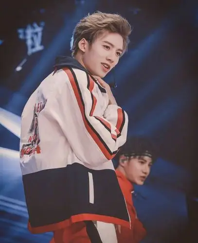 《青春有你》中的邓超元颜值高实力不俗,他是蔡徐坤的高配版吗?