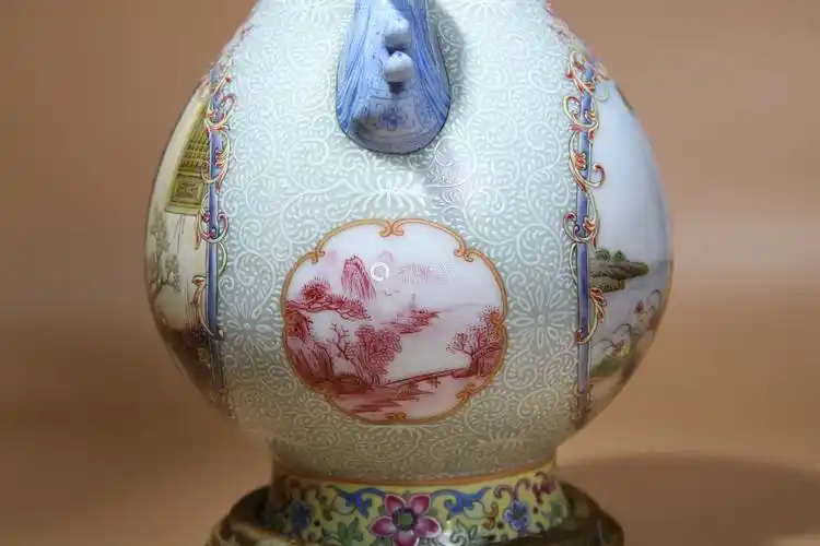 清乾隆年制珐琅彩凤首开光人物图瓶