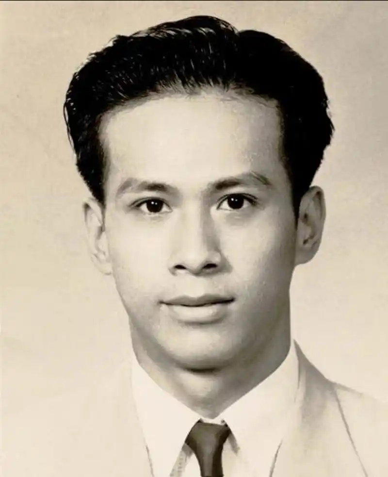 李嘉诚是如何发现塑胶花商机的?