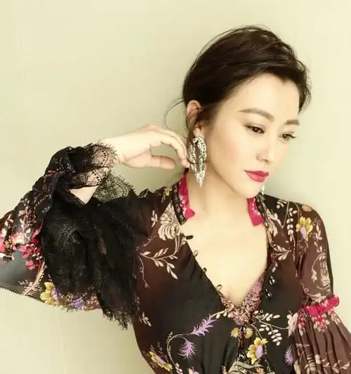 美颜盛世郝蕾私照有胸又有脸风情万种