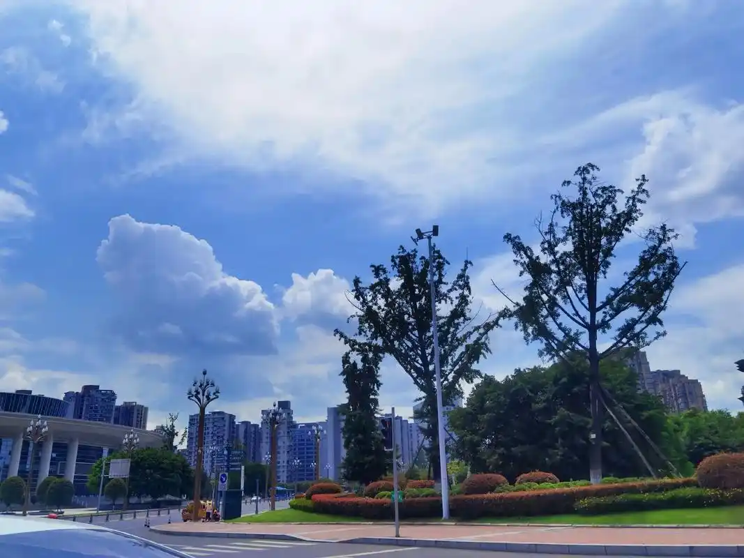 蓝天白云晴空万里!今天的天空特别美 #城市风景一角 #沿途随 - 抖音