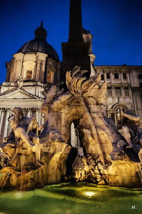 分别是最北面的那奥纳广场海神喷泉,中间的四河喷泉,以及造型颇为魔性