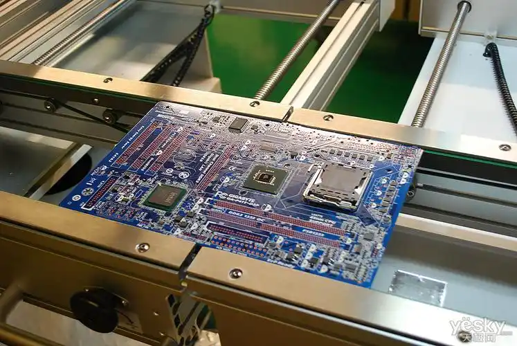 贴片完成后的pcb板走下贴片流水线