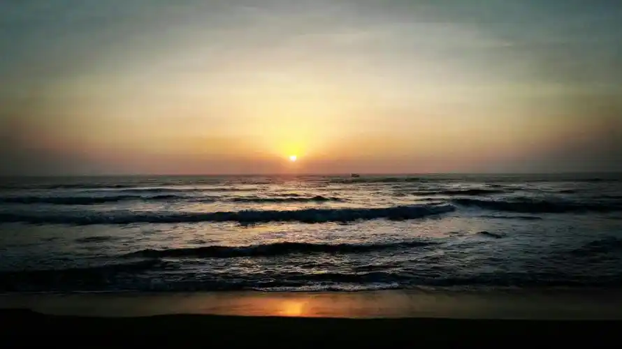 清晨6:15分到7:30分是海边看日出的时间,当太阳漫漫的从海平面升起的