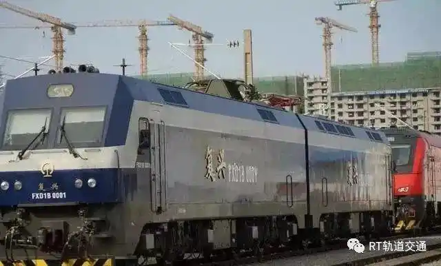 株洲厂复兴d1b型0001号电力机车复兴d1b型为重联八轴电力机车,功率达