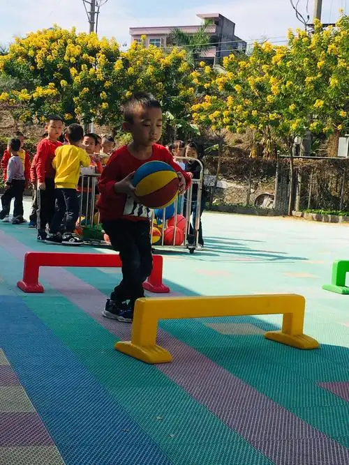 【智慧星幼儿园学前二班第十一周】——户外游戏"运球小能手"