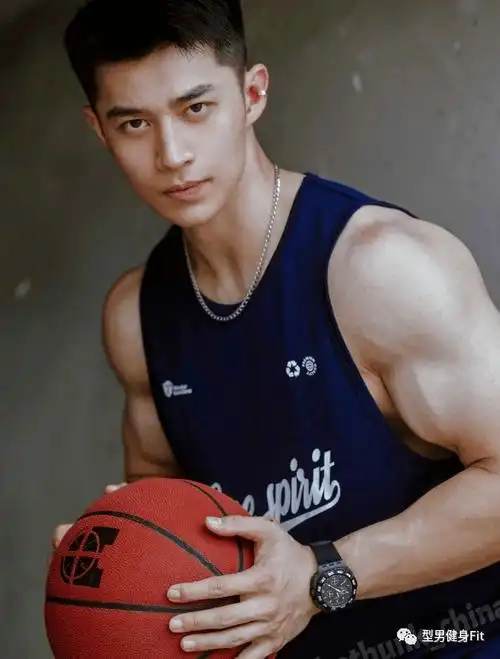 大鼻子肌肉帅哥