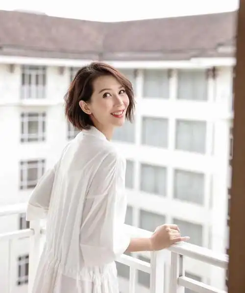 蔡少芬越高调越美,一袭红色印花连衣裙配短发,哪敢相信是3娃妈_比较