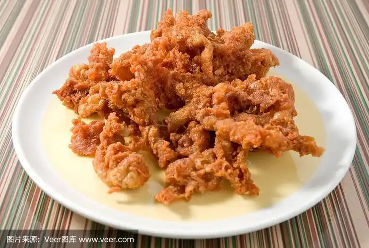 泰国街头小吃油炸鸡皮上的一道菜