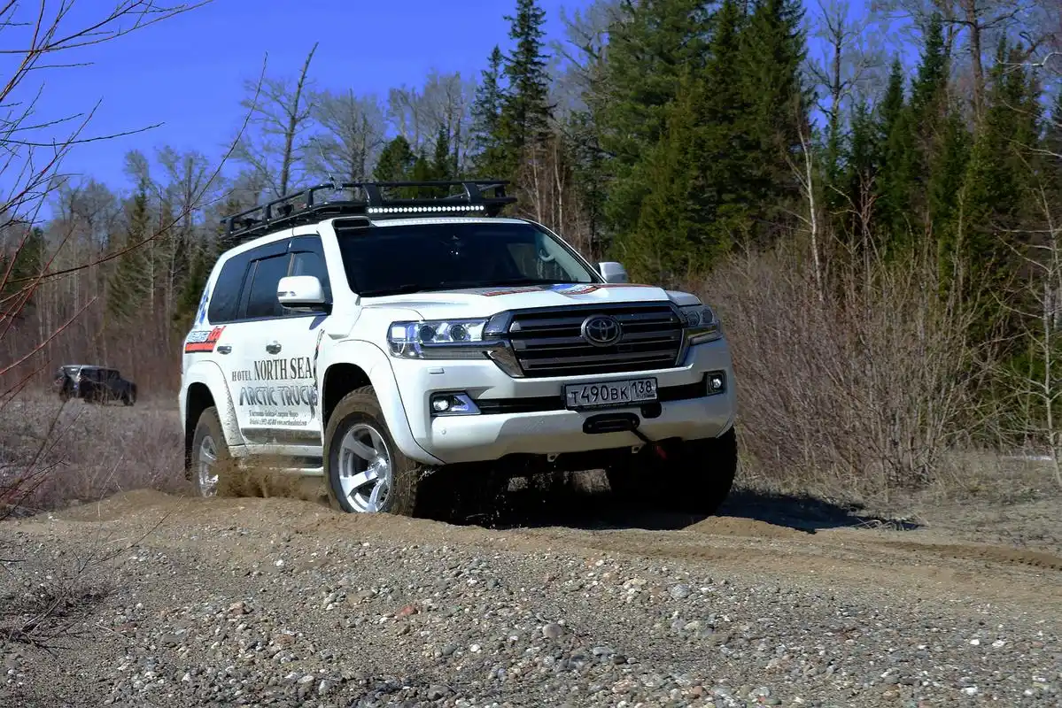 顶配丰田兰德酷路泽北极卡车在俄罗斯仅售90万?