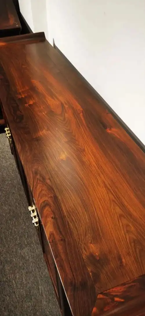 一张极品纹理的大红酸枝独板三联橱器型经典纹理太漂亮了