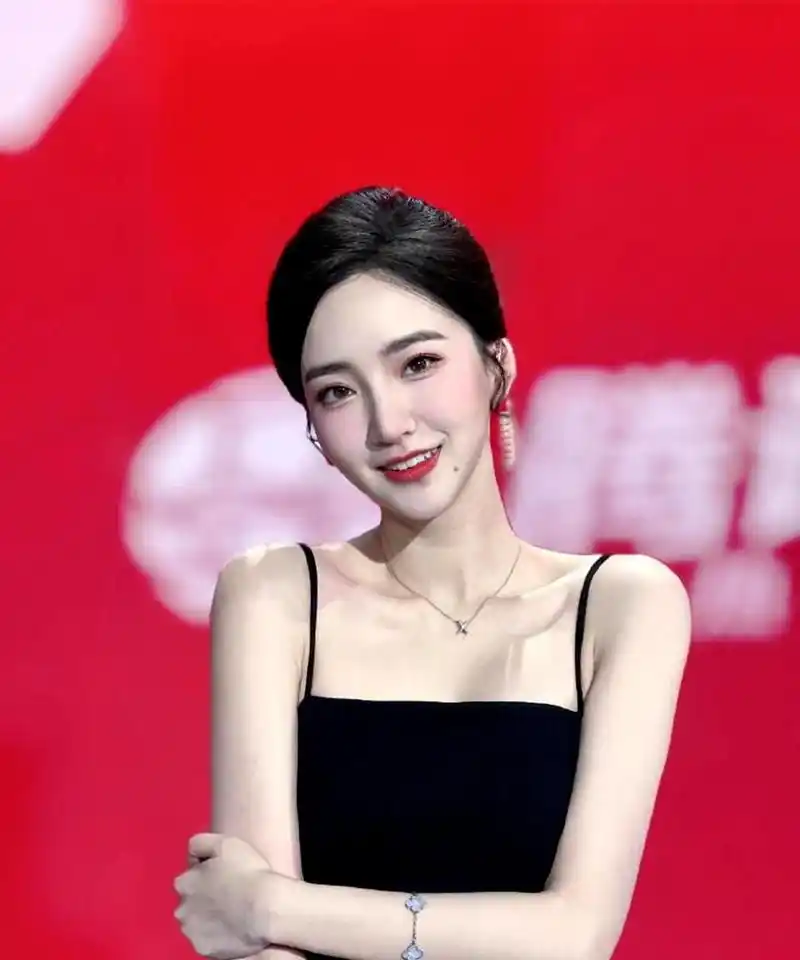 腾讯体育的女主持人真是美丽动人啊!