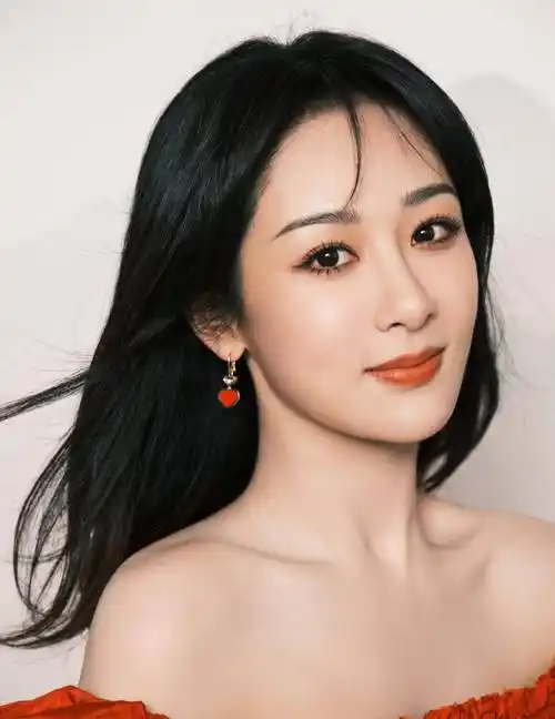 妆容上微微橘红色烟熏妆让小猴子看起来更大气,更有格调和气质,而且与