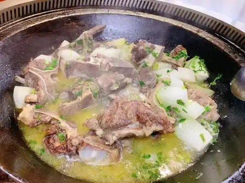 东北铁锅柴火炖,都是童年的味道,长春这家12年灶台鸡老店真香_牛骨头