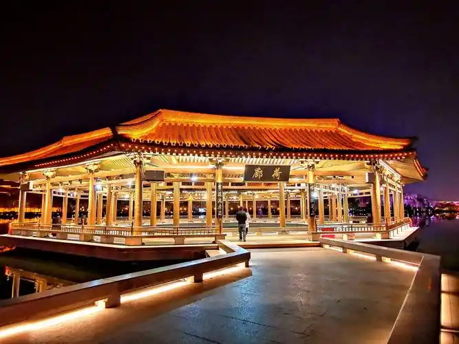 西安曲江南湖夜景