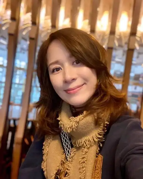 ▼46岁邝文珣生日秀美腿▼